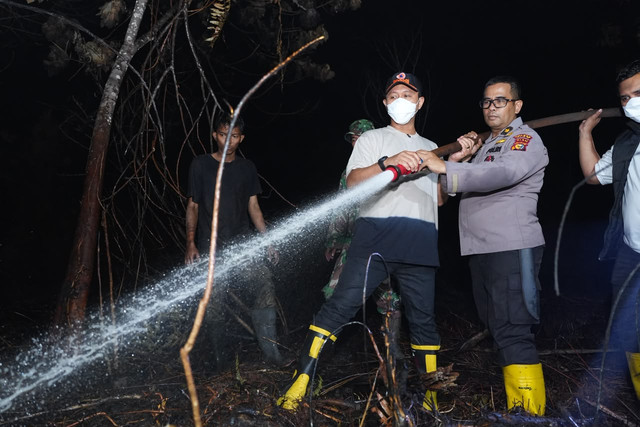 Wali Kota Pekanbaru Agung Nugroho turun langsung bersama TNI-Polri padamkan karhutla seluas lima hektare di Kecamatan Tenayan Raya, Pekanbaru, Jumat (21/8/2026). Foto: Diskominfo Pekanbaru