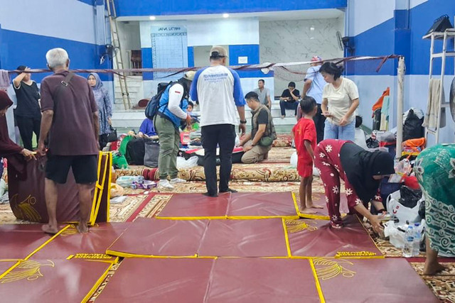 Kemensos salurkan bantuan logistik senilai Rp114 juta untuk 95 jiwa korban kebakaran yang menghanguskan 15 rumah di Jalan Kramat Sawah, Senen, Jakarta Pusat, Jumat (21/8/2026). Foto: Dok. Kemensos