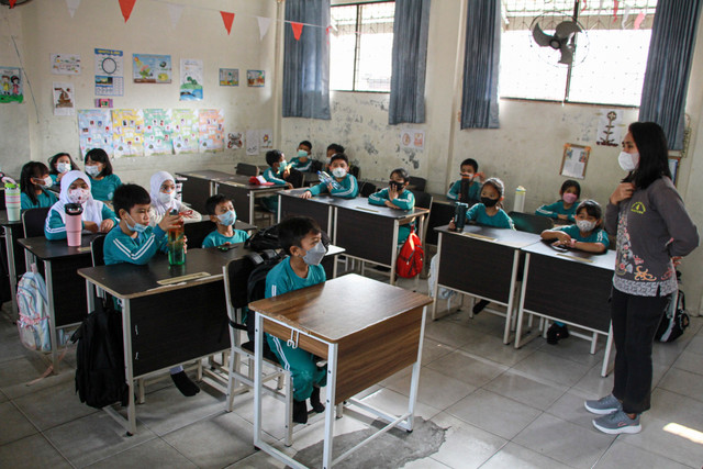Siswa mengikuti kegiatan belajar mengajar di SD Negeri 4 Menteng, Palangka Raya, Kalimantan Tengah, Jumat (21/8/2026). Foto: Auliya Rahman/ANTARA FOTO
