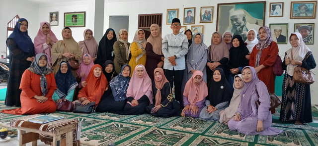 Deni Darmawan bersama jamaah Majelis Taklim Shalahuddin Al-Ayyubi Parung (dokpri)