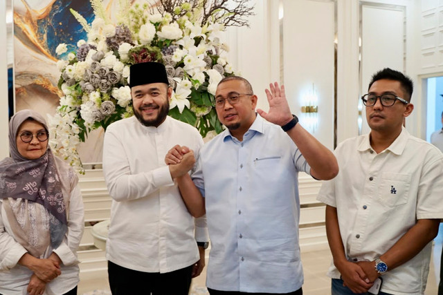 Wakil Ketua Komisi VI DPR RI dari Fraksi Gerindra Andre Rosiade (kedua kanan) bertemu Wali Kota Padang Fadly Amran, Jumat (21/8/2026) malam. Foto: Dok. Istimewa