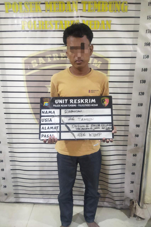 Pelaku berinisial R yang mendapatkan upah dari CW untuk menjual motornya, Medan, Sabtu (22/8/2026). Foto: Dok. Polsek Medan Tembung
