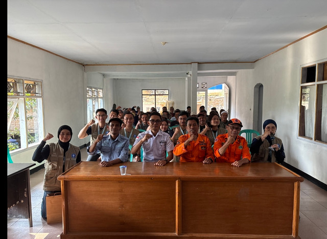 Foto Bersama BPBD, Masyarakat Desa, dan Mahasiswa KKNT IPB University (Sumber : Dokumentasi Kelompok KKNT)