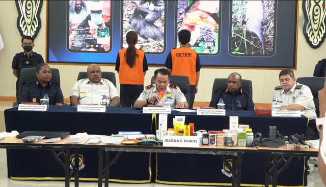 Kantor Imigrasi Jayapura mengamankan dua WN China yang berburu kasuari, kuskus dan satwa dilindungi, Kamis (20/8/2026). Foto: Dok. Kantor Imigrasi Jayapura