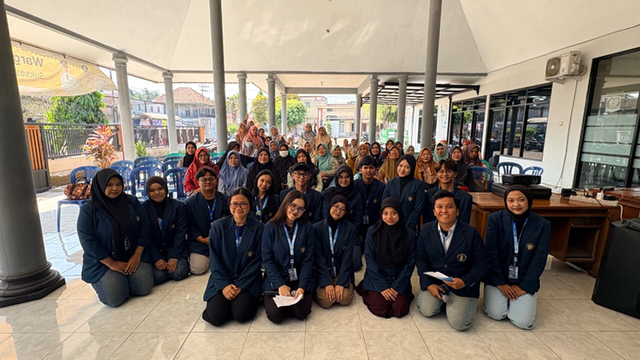 Mahasiswa Fakultas Perikanan dan Ilmu Kelautan Universitas Brawijaya, kelompok 12 Pengabdian kepada Masyarakat Bakti untuk Negeri 2026 foto bersama ibu-ibu PKK di acara Sosialisasi Gizi dan Demo Masak Nugget Ikan, Kabupaten Malang, Minggu, (26/07/2026). Foto : Tasya Maharani, Divisi Media Kreatif.