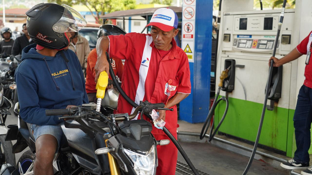 Valentinus Jantur (kanan) tetap melayani pelanggan SPBU Mbaumuku 54.865.01, Ruteng sehari setelah gempa 7,7 magnitudo mengguncang Manggarai, Nusa Tenggara Timur pada Sabtu (15/8/2026) sekitar pukul 05.46 WITA. Foto: Dok. Pertamina