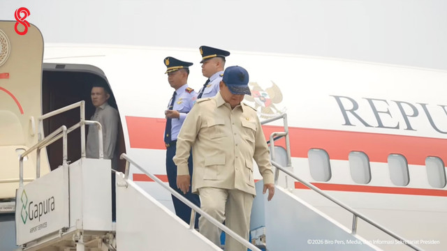 Presiden Prabowo Subianto turun dari pesawat sampai di Kalimantan, Sabtu (22/8/2026). Foto: Dok. Sekretariat Presiden