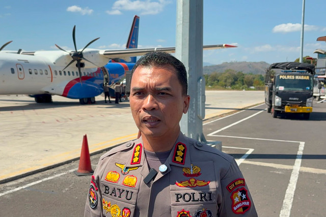 Kasatgas Humas Bencana NTT Kombes pol Bayu Suseno di Bandara Komodo, Lanuan Bajo, Sabtu (22/8/2026). Foto: Rayyan/Kumparan