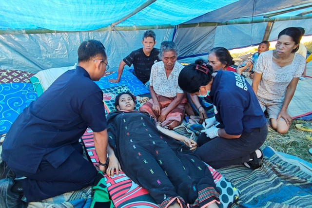 Polda Nusa Tenggara Timur (NTT) memberikan terapi psikologi kepada warga yang mengungsi akibat gempa bumi yang mengguncang Flores, NTT, Sabtu (22/8/2026). Foto: Dok. Polda NTT