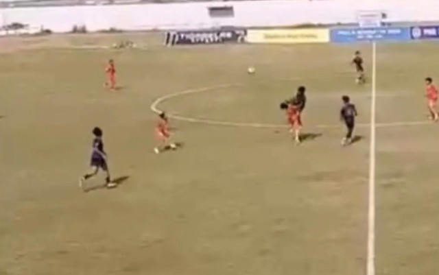 Momen kepala pemain Baturetno U-13 dihantam menggunakan kaki oleh pemain Mataram Utama dalam turnamen Piala Soeratin U-13 DIY, Kamis (20/8). Foto: Baturetno Football School
