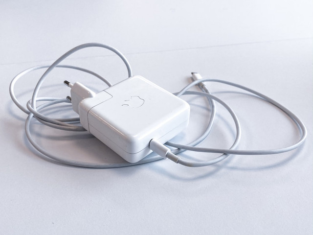 Ilustrasi Bolehkah Menggunakan Charger dengan Watt yang Berbeda,Foto:Unsplash/Homemade Media