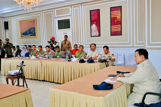 Presiden Prabowo Subianto memimpin rapat penanganan karhutla di Landasan Udara Supadio, Kubu Raya, Kalimantan Barat, Sabtu (22/8/2026).  Foto: Laily Rachev/Biro Pers Sekretariat Presiden