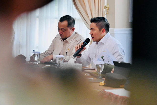 Setkab Teddy Indra Wijaya (kanan) menerangkan saat rapat penanganan karhutla di Landasan Udara Supadio, Kubu Raya, Kalimantan Barat, Sabtu (22/8/2026).  Foto: Laily Rachev/Biro Pers Sekretariat Presiden