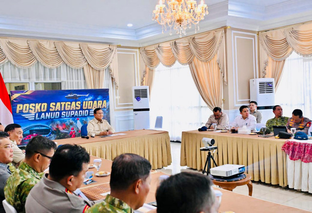 Presiden Prabowo Subianto memimpin rapat penanganan karhutla di Landasan Udara Supadio, Kubu Raya, Kalimantan Barat, Sabtu (22/8/2026).  Foto: Laily Rachev/Biro Pers Sekretariat Presiden