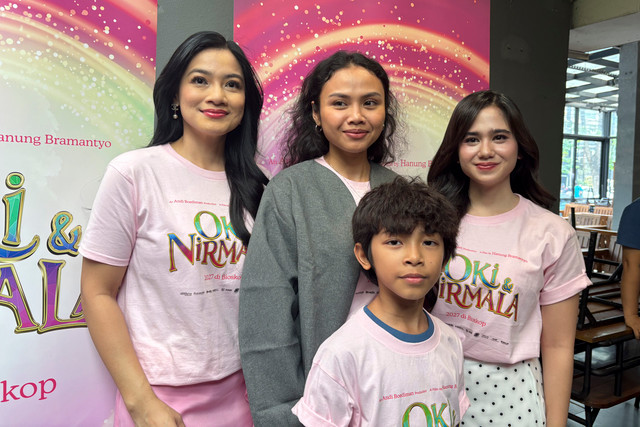 Para pemeran film Oki & Nirmala berfoto bersama saat acara di Kemang, Jakarta Selatan, Sabtu (22/8/2026). Foto: Vincentius Mario/kumparan