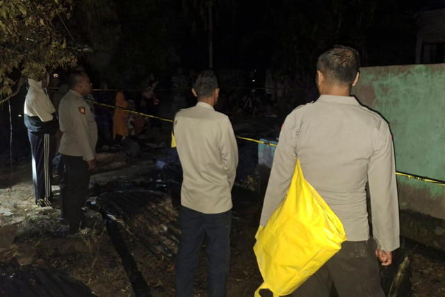 Jajaran Polsek Langgudu memasang garis polisi di lokasi kebakaran rumah di Desa Doro O'o, Bima, NTB, Sabtu (22/8/2026).  Foto: Dok. Polsek Langgudu