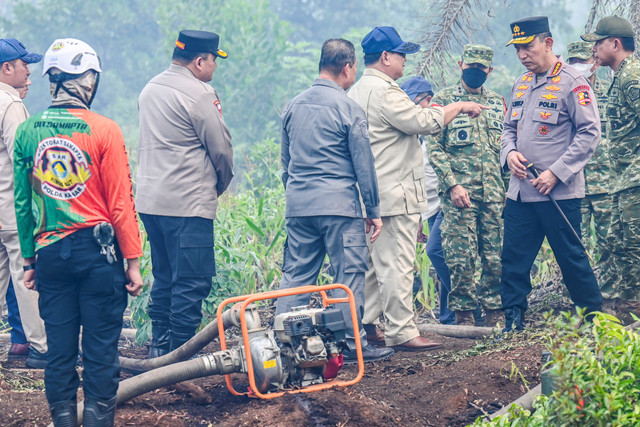 Presiden Prabowo Subianto berbincang dengan Kapolri Jendral Pol Listyo Sigit Prabowo dan Panglima TNI Jenderal TNI Agus Subiyanto saat meninjau lokasi kebakaran hutan dan lahan (karhutla) di Kubu Raya, Pontianak, Kalimantan Barat, Sabtu (22/8/2026). Foto: Galih Pradipta/ANTARA FOTO