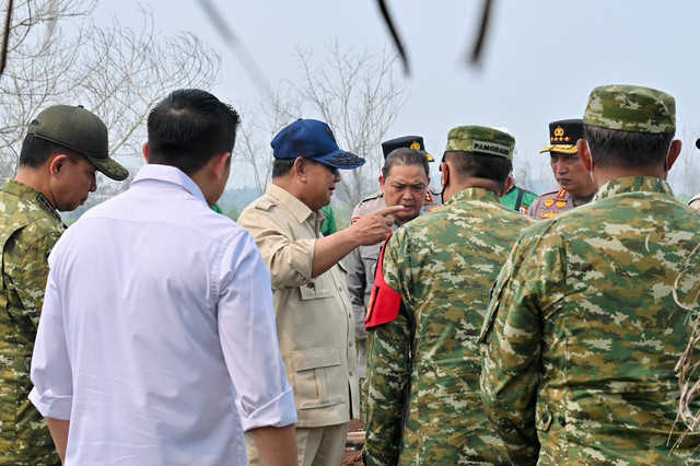 Presiden Prabowo Subianto meninjau lokasi kebakaran hutan dan lahan (karhutla) di Kawasan Kubu Raya, Pontianak, Kalimantan Barat, Sabtu (22/8/2026). Foto: Laily Rachev/Biro Pers Sekretariat Presiden