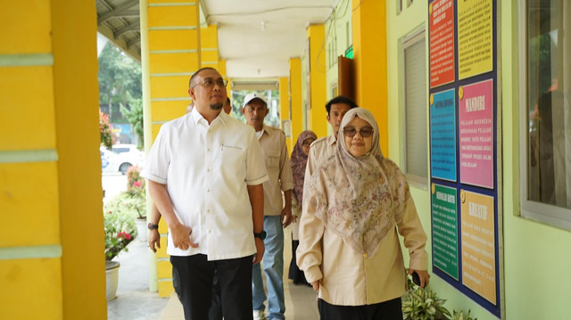 Wakil Ketua Komisi VI DPR RI dari Fraksi Gerindra Andre Rosiade menegaskan, program Presiden Prabowo Subianto memperbaiki sekolah di berbagai daerah telah dirasakan langsung di Sumatera Barat. Foto: Dok. Istimewa