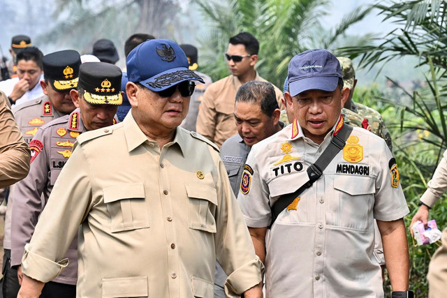 Presiden Prabowo (kiri) Subianto didampingi Mendagri Tito Karnavian (kanan) meninjau langsung penanganan karhutla di Desa Limbung, Kabupaten Kubu Raya, Kalimantan Barat, Sabtu (22/8/2026). Foto: Dok. Kemendagri