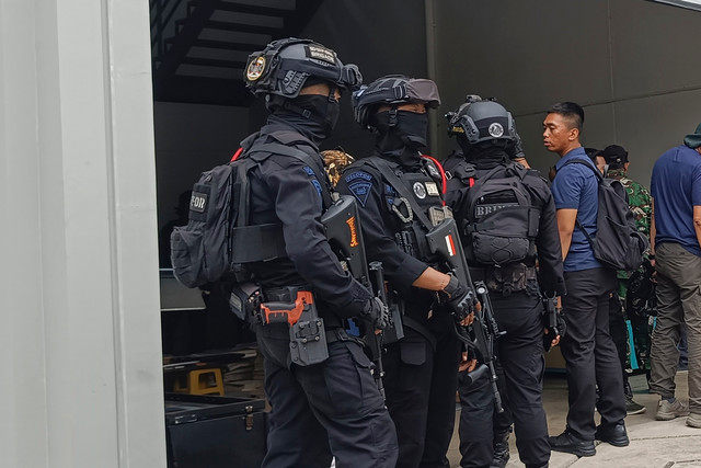 Petugas kepolisian bersenjata lengkap berjaga di depan pintu masuk percetakan uang palsu saat melakukan penggerebekan di Taman Tekno Bumi Serpong Damai (BSD), Serpong, Tangerang Selatan, Banten, Sabtu (22/8/2026). Foto: Muhammad Iqbal/ANTARA FOTO
