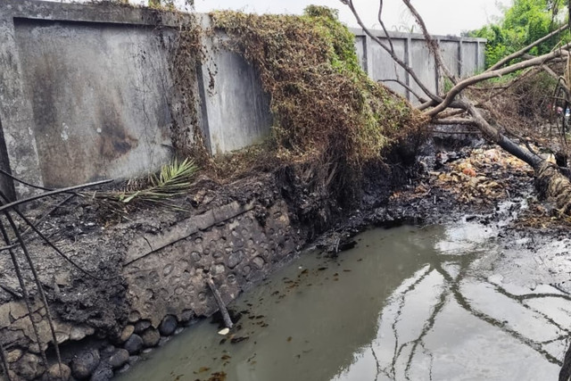 Kondisi saluran parit diduga tercemar limbah pabrik di Deli Serdang, Sabtu (22/8/2026). Foto: Amar Marpaung/kumparan