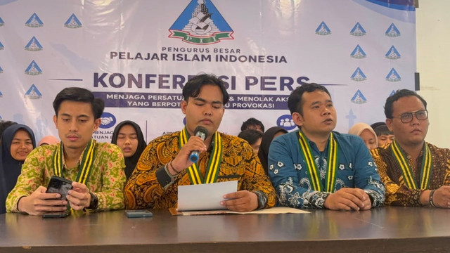 Pengurus Besar Pelajar Islam Indonesia (PB PII) memberikan pernyataan sikap dalam konferensi pers di kawasan Tebet, Jakarta Selatan, Sabtu (22/8/2026). Foto: Nasywa Athifah/kumparan
