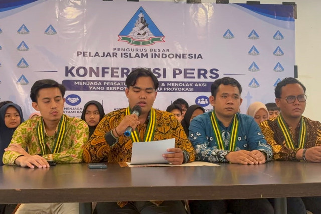 Pengurus Besar Pelajar Islam Indonesia (PB PII) memberikan pernyataan sikap dalam konferensi pers di kawasan Tebet, Jakarta Selatan, Sabtu (22/8/2026). Foto: Nasywa Athifah/kumparan