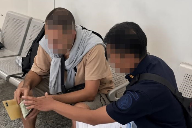 Imigrasi Bali deportasi WN Aljazair yang sempat ditahan selama 8 bulan di Rutan Bangli akibat mencuri laptop melalui Bandara Internasional I Gusti Ngurah Rai, Jumat (21/8/2026). Foto: Imigrasi Denpasar 
