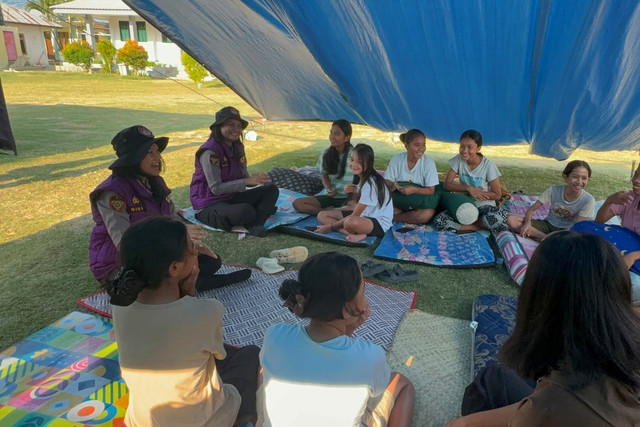 Anak-anak korban terdampak gempa bermain saat sesi trauma healing di posko pengungsian, Manggarai Barat, NTT, Sabtu (22/8/2026). Foto: Rayyan Farhansyah/kumparan