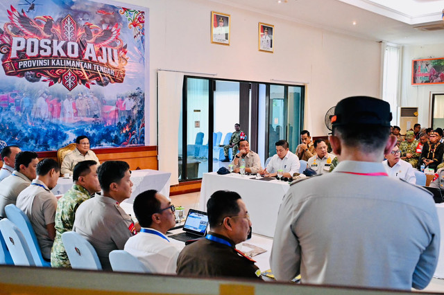 Mendagri Tito Karnavian mendampingi Presiden Prabowo Subianto pimpin rapat penanganan karhutla di Posko Aju Bandara Tjilik Riwut, Palangka Raya, Kalimantan Tengah, Sabtu (22/8/2026). Foto: Kemendagri RI