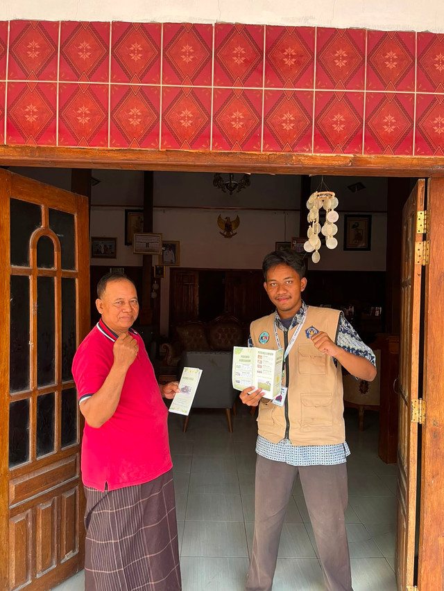 Foto bersama Muhammad Isa Apdiyan Wisanggeni, Mahasiswa S1 Program Studi Ilmu Administrasi Negara FISIP UNISRI dengan Bapak Kepala Desa Karangtalun Drs. Ngatimin Sri Raharjo setelah memberikan pemaparan isi Leaflet. Minggu (2/8/2026). Sumber : Muhammad Isa Apdiyan Wisanggeni.