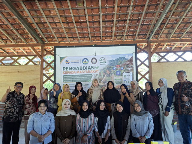 Foto Bersama dengan Warga Desa Wisata Lerep (Dipotret oleh Tim Pengabdian)
