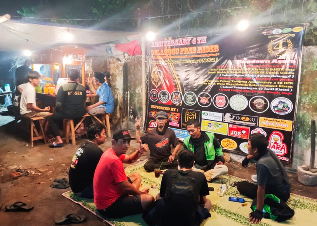 Warga beebincang seru terkait Desil di sebuah angkringan kopi pojok desa (Dok foto. Pribadi)