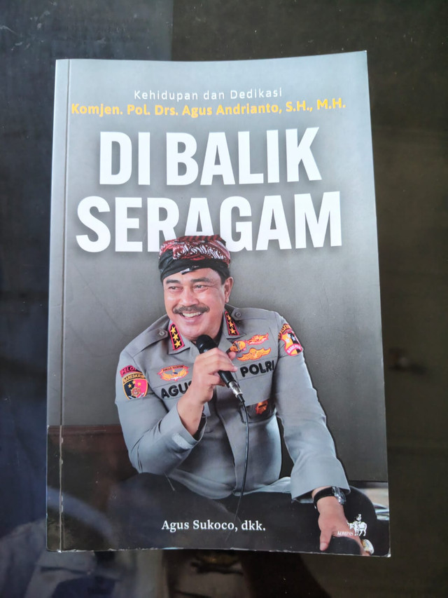 Foto cover buku Kehidupan dan Dedikasi Komjen. Pol. Drs. Agus Andrianto, S,H., M.H. Dibalik Seragam.