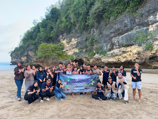 Mahasiswa KKNT IPB University dan Pemuda Karang Taruna Desa Worawari | Foto: Dokumentasi KKNT IPB University Desa Worawari