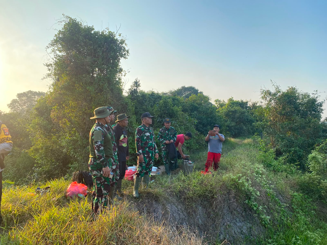 Pasukan TNI dari Kodam XXI/Radin Inten memadamkan Karhutla di Way Kambas Dok. Kodam XXI/Radin Inten