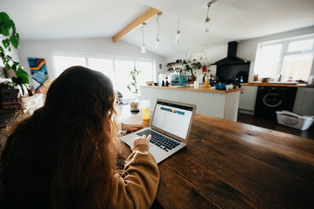 Ilustrasi sinopsis film Penyaluran Asisten Rumah Tangga. Foto: Unsplash.com/Annie Spratt