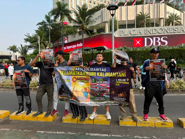 Zaki, perantau dari Kalimantan Selatan saat menggelar campaign Pray for Kalimantan di kawasan CFD Bundaran HI, Jakarta Pusat, Minggu (23/8/2026). Foto: Nauval Pratama/kumparan