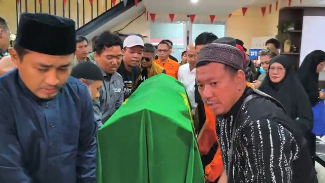 Iring iringan dan pemakaman jenazah relawan Ahmad Zaki yang gugur saat bantu korban gempa NTT. Foto: Dok. Kantor SAR Jakarta
