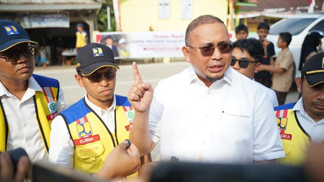 Wakil Ketua Komisi VI DPR RI Andre Rosiade dan Kepala BPJN Sumbar Elsa Putra Friandi meninjau jalan Payakumbuh-Sitangkai di Limapuluh Kota, Sumatera Barat, Sabtu (22/8/2026). Foto: Dok. Istimewa