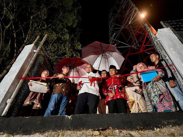 Wakil Ketua Komisi VI DPR RI dari Fraksi Gerindra Andre Rosiade meresmikan Base Transceiver Station (BTS) Telkomsel di Nagari Nan Tujuah, Kecamatan Palupuah, Kabupaten Agam. Foto: Dok. Istimewa