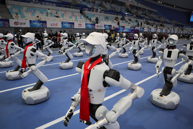 Ratusan robot 'humanoid' beraksi dalam pembukaan World Humanoid Robot Games (WHRG) 2026 di  National Speed Skating Oval, Beijing, China, Sabtu (22/8/2026).  Foto: Desca Lidya Natalia/ANTARA FOTO