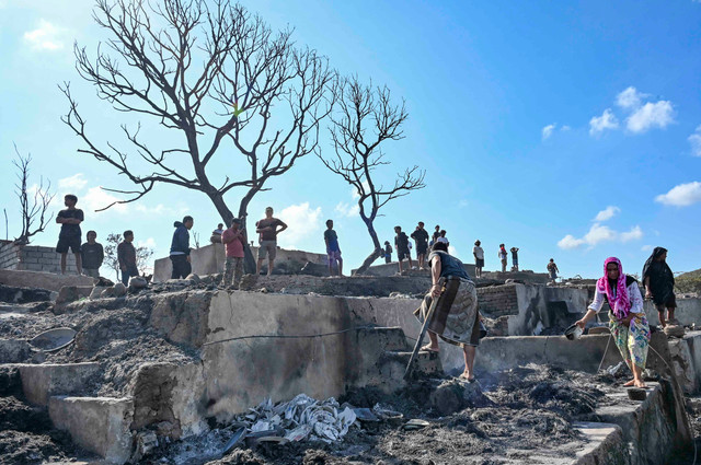 Warga mengais puing sisa barang-barang mereka yang terbakar di Desa Adat Sade, Rembitan, Kecamatan Pujut, Praya, Lombok Tengah, NTB, Minggu (23/8/2026).  Foto: Ahmad Subaidi/ANTARA FOTO