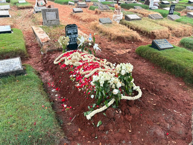 Suasana makam relawan gempa NTT yang gugur, Ahmad Zaki Ali (42) di TPU Sukabumi Selatan, Jakarta Barat, Minggu (23/8/2026). Foto: Joakhim Tharob/kumparan