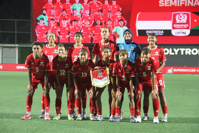 Skuad Timnas Wanita Indonesia U-16 Garuda Pertiwi berfoto bersama saat menghadapi Timnas Wanita Yordania U-16 pada ajang Caffino Srikandi Merdeka Cup 2026 di babak semifinal di Supersoccer Arena, Kudus, Jawa Tengah, Jumat (21/8/2026). Foto: Vega Ma'arijil Ula/kumparanBOLANITA