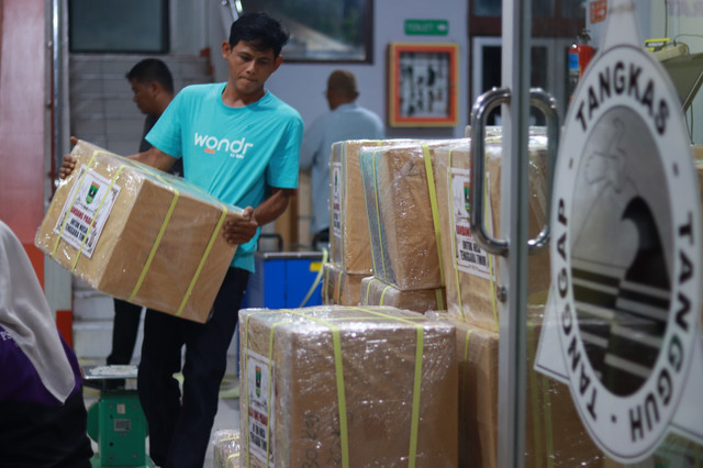 Bantuan rendang dipacking di Kantor BPBD Sumatera Barat. Foto: Dok. BPBD Sumbar