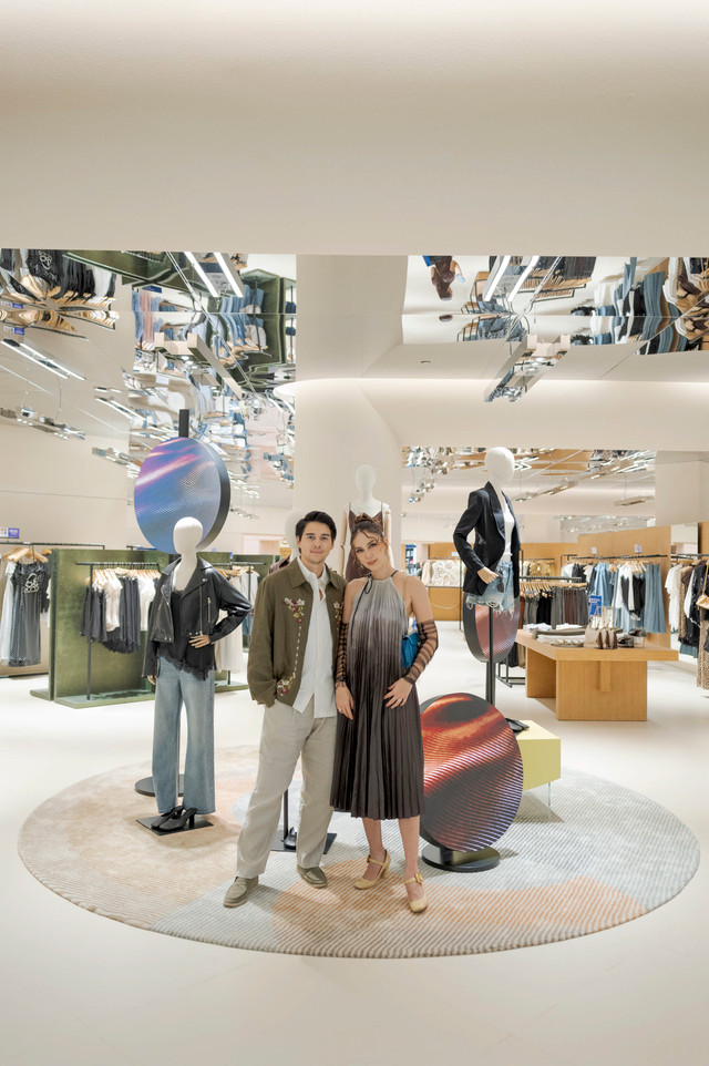 Luna Maya dan Maxim Boutier di pembukaan Urban Revivo flagship store di Senayan City. Foto: Dok. Urban Revivo