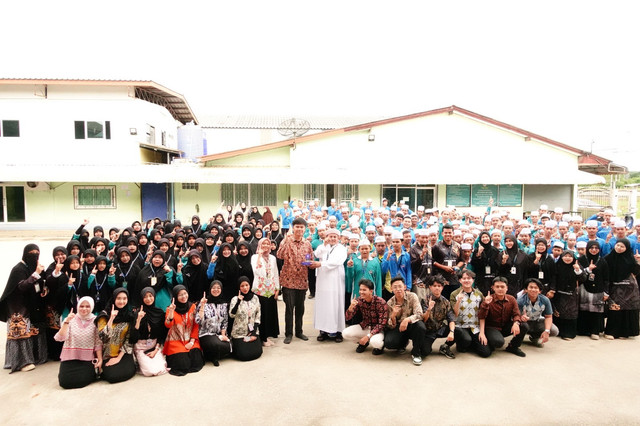 Foto bersama mahasiswa IPB University, guru, dan siswa sekaligus penyerahan plakat kepada pihak sekolah. Dok. Istimewa