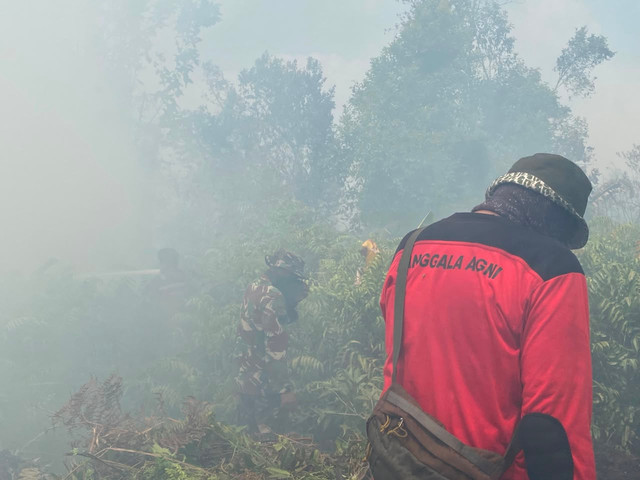 Kebakaran hutan dan lahan (karhutla) di Jalan Keluarga, Desa Rimbo Panjang, Kabupaten Kampar, Riau, mulai mengarah ke Jalan Lintas Barat. Foto: Dok. Istimewa